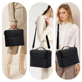 Organizer na kosmetyki i akcesoria – czarny kuferek podróżny 24×28×19 cm