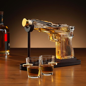 Karafka w kształcie pistoletu z kieliszkami – zestaw prezentowy do whisky