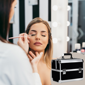 Czarny kuferek kosmetyczny – aluminiowa walizka na make-up, lakiery i akcesoria