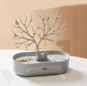 AG804A STOJAK NA BIŻUTERIĘ JELEŃ SZARY