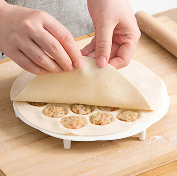 FORMA do Pielmieni Uszek Pierożków Klusek 37 otworów 25cm biała DA21