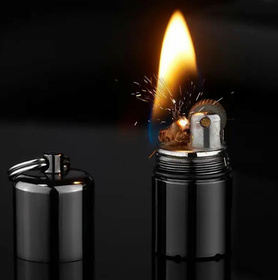 Metalowa ZAPALNICZKA Benzynowa w Formie Breloczka z Zawieszką srebrna AG994