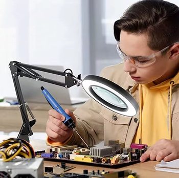 Lampa LED z lupą x3 na biurko – regulowana, 10 poziomów jasności