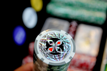 Zestaw do Gry w POKERA 500 żetonów z Nominałem w Walizce Karty CA10B