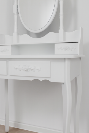 oaletka drewniana biała z obrotowym lustrem i taboretem CALM