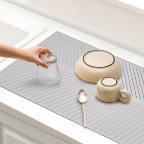 Elastyczny ociekacz do naczyń z PVC – zwijany, antypoślizgowy, szary 43×33,5 cm