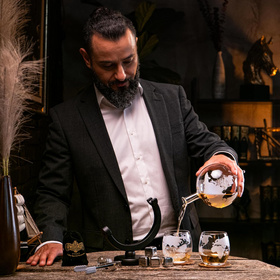 Zestaw do whisky – karafka globus 1000 ml, 2 szklanki, granitowe kostki XXL
