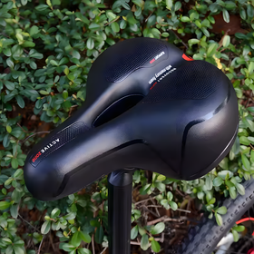 Piankowe siodełko rowerowe z amortyzacją i wentylacją – komfort na długie trasy czarne