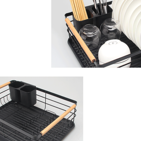 Ociekacz do naczyń z tacką i drewnianymi uchwytami – metalowy czarny