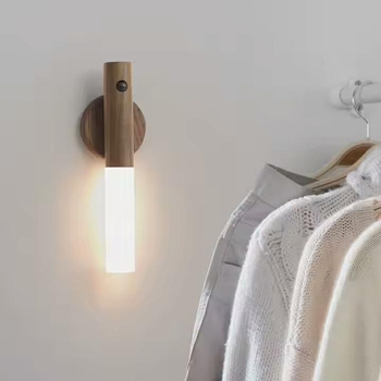Lampka LED z czujnikiem ruchu i akumulatorem, automatyczne włączanie i oszczędność energii  