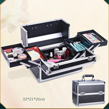 Czarny kuferek kosmetyczny – aluminiowa walizka na make-up, lakiery i akcesoria