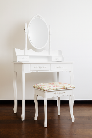 Toaletka drewniana biała z obrotowym lustrem i taboretem CALM